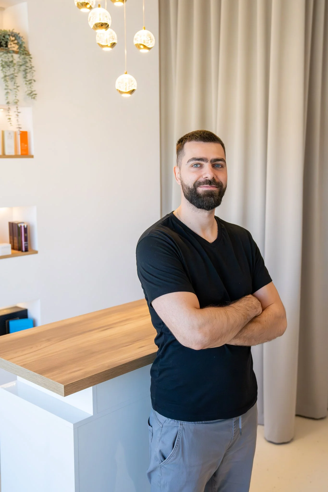 Masér Jakub při práci v salonu Kosmetika Procházka